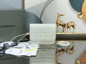 Balenciaga Model: LG-10702