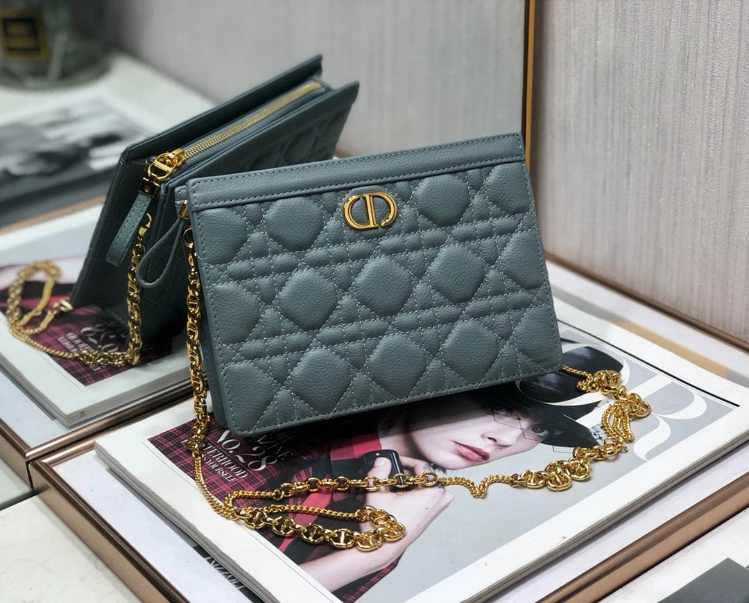 Caro Chain Clutch Size:19x14x3cm