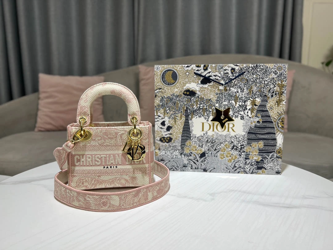 Lady D-Lite Clutch Size: 17
