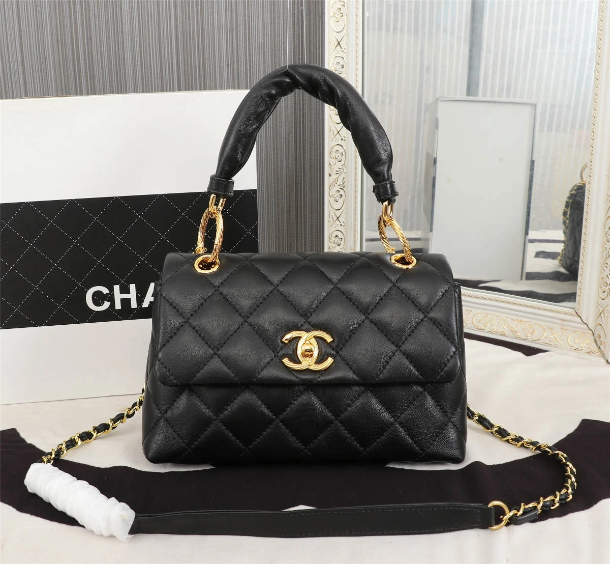 CHANE Sheepskin Hand Carry Crossbody Size: 25178cm Style Number: 68938