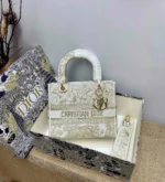 Lady D-Lite 5 compartment embroidery Size: 24 x 20 x 11cm