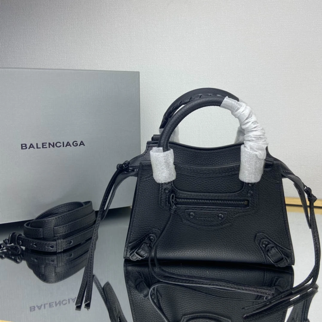 Motorcycle bag Size: 16.5*22*9*14.5cm
