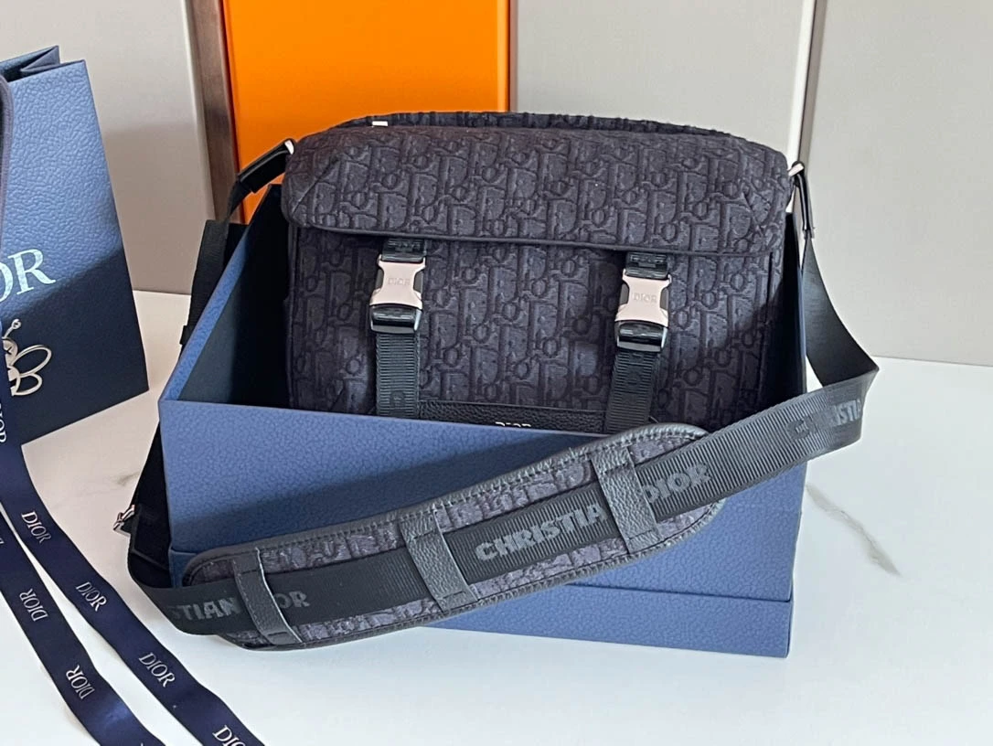 Explorer Handbag Size: 31 x 21 x 8 cm