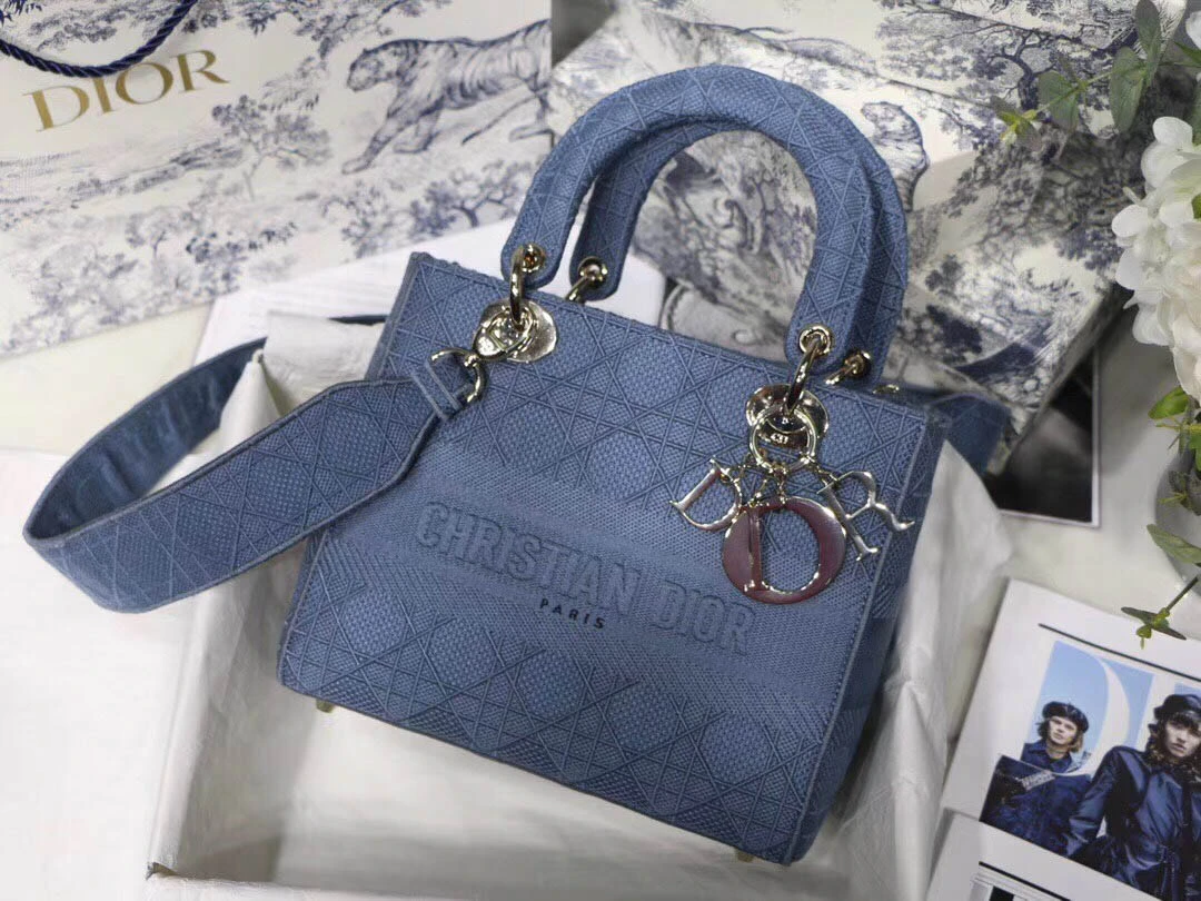i7cd9f9f3689d0291564564774a43ddb1 Lady Embroidered Diamond Collection Size:24cm - 图片 1