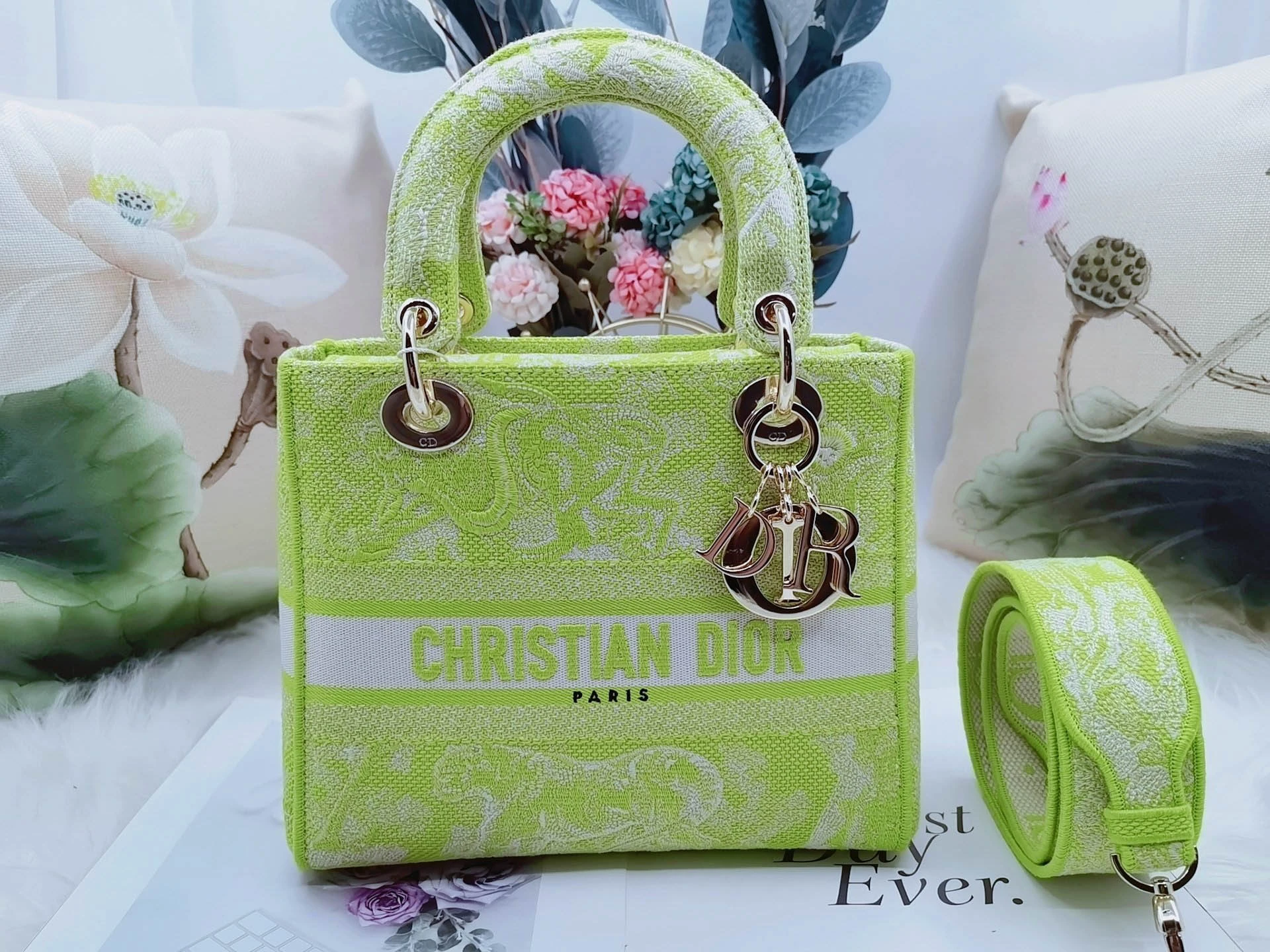 i8af1aff4eccd24431bd387a36bcff84a Embroidery Collection Size: 24*20*11cm - 图片 1
