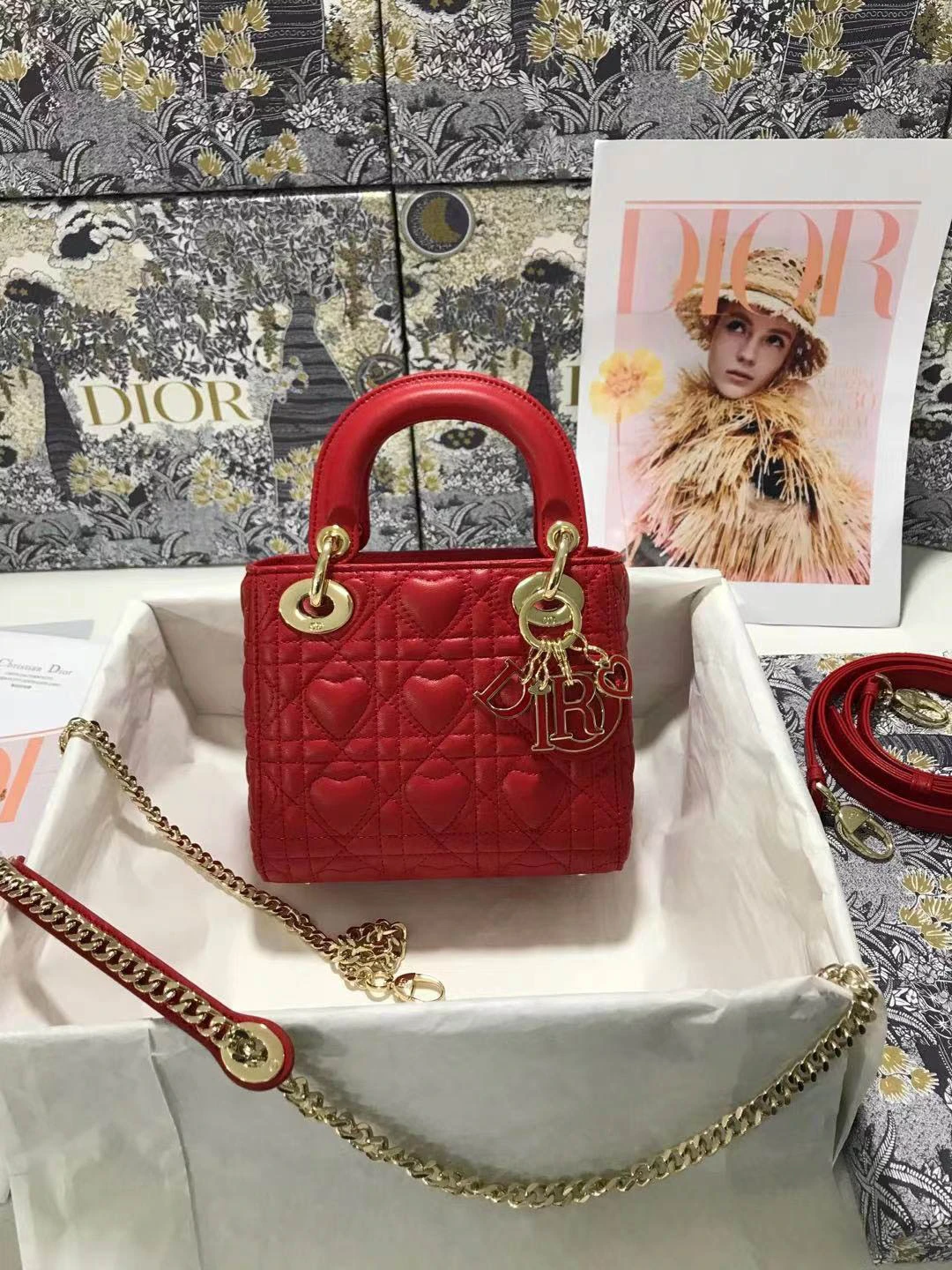 Dioramour Limited Edition Size: 17 x 15 x 7 cm Model : M0505