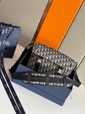 Explorer Handbag Size: 31 x 21 x 8 cm