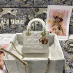 Dioramour Limited Edition Size: 17 x 15 x 7 cm Model : M0505