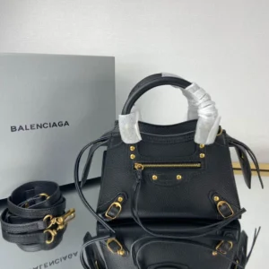 Motorcycle bag Size: 16.5*22*9*14.5cm