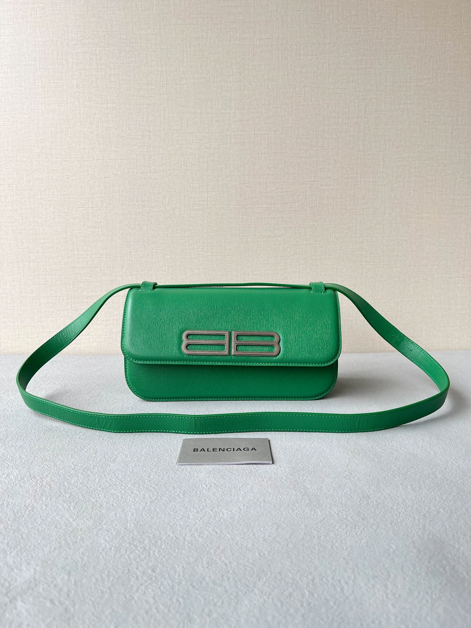 Shoulder bag Size: 23.5x12.4x10.4cm