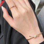 Tiffany Knot Wire Bangle in White Gold with Diamonds - 图片 10