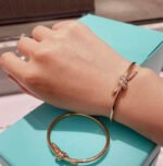 Tiffany Knot Wire Bangle in White Gold with Diamonds - 图片 13