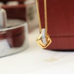Trinity pendant, cushion-shaped, half-paved - 图片 15