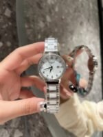 Simple and elegant women's watch