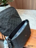 LV PULSE Black Knight Messenger Bag - 图片 3