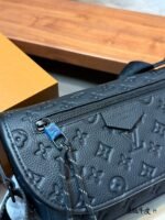 LV PULSE Black Knight Messenger Bag - 图片 8