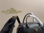 Prada Boston Pillow Bag - 图片 9
