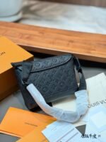 LV PULSE Black Knight Messenger Bag - 图片 9